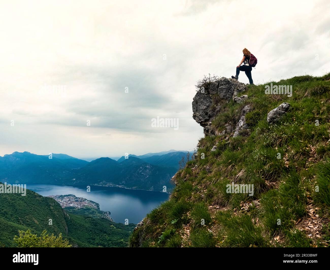 Trekking sulle alpi del Lago di Como in primavera Foto Stock