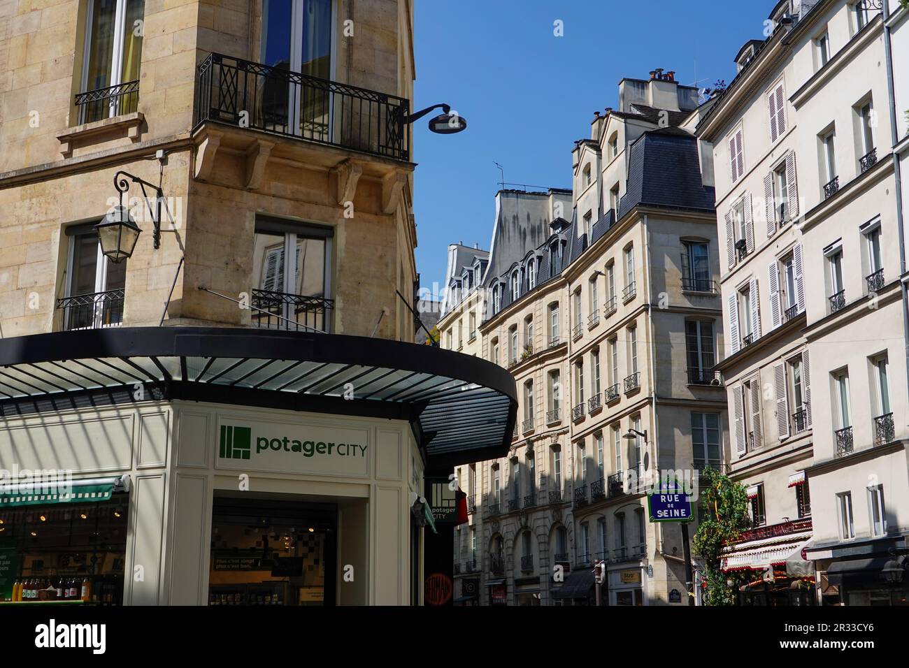 Esterno del verde drogheria e mercato Potager City nel 6th ° arrondissement, rue de Seine, Parigi, Francia. Foto Stock