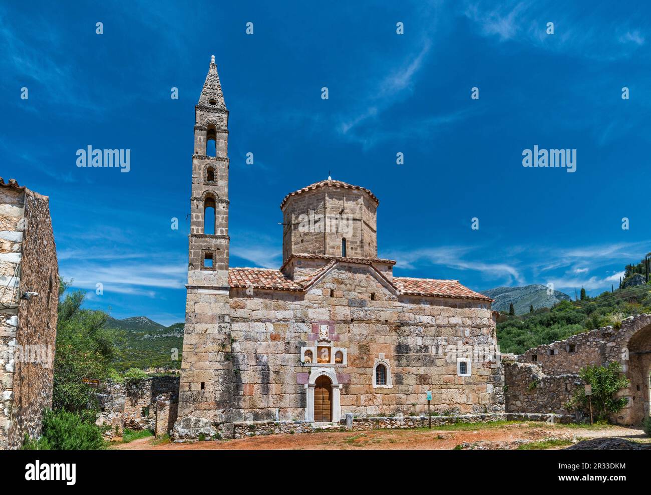 Chiesa di Ayios Spyridion (San Spyridon, 1715) nel complesso fortificato di Troupakis Mourtzinos nella Vecchia Kardamili, penisola del Peloponneso, Grecia Foto Stock