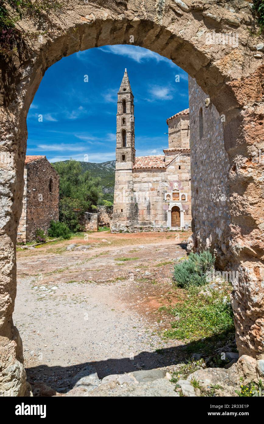 Chiesa di Ayios Spyridion (San Spyridon, 1715) nel complesso fortificato di Troupakis Mourtzinos nella Vecchia Kardamili, penisola del Peloponneso, Grecia Foto Stock