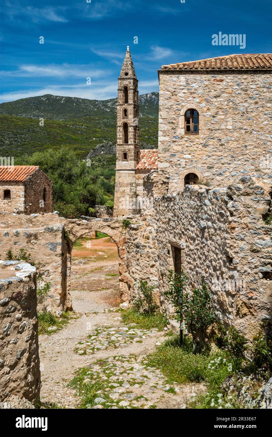 Chiesa di Ayios Spyridion (San Spyridon, 1715) presso il complesso fortificato di Troupakis Mourtzinos nella Vecchia Kardamili, Mani Messeniano, penisola del Peloponneso Grecia Foto Stock