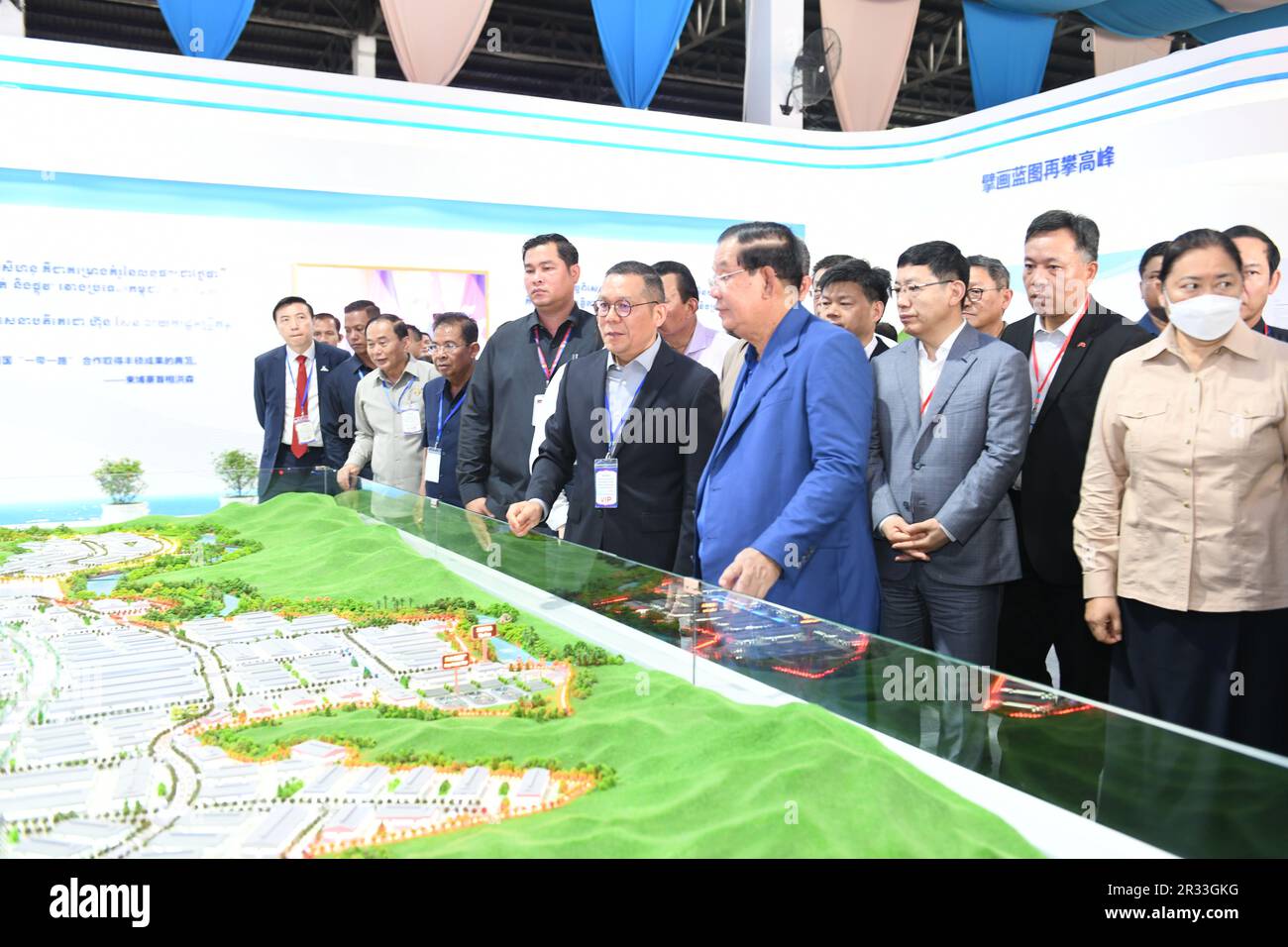 Sihanoukville. 22nd maggio, 2023. I funzionari cambogiani e cinesi visitano una mostra di progetti nell'ambito dell'iniziativa Belt and Road (BRI) presso la SSEZ (zona economica speciale) di Sihanoukville, Cambogia, il 22 maggio 2023. La Cambogia ha celebrato il 10th° anniversario della China-proposed Belt and Road Initiative (BRI), sottolineando i suoi grandi contributi allo sviluppo socioeconomico del regno e alla riduzione della povertà. Credit: Zhao Yipu/Xinhua/Alamy Live News Foto Stock