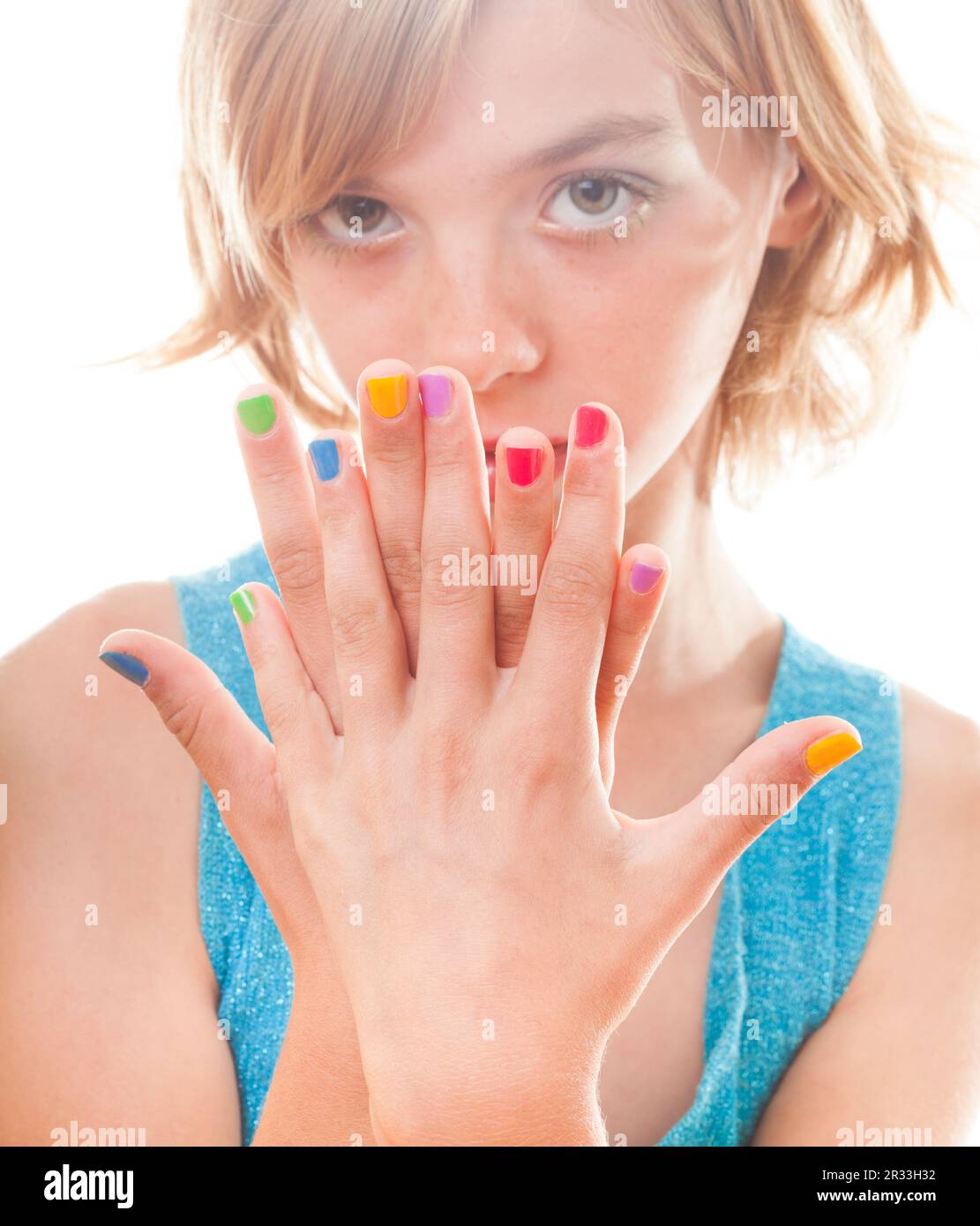 Ragazza con chiodi arcobaleno Foto Stock