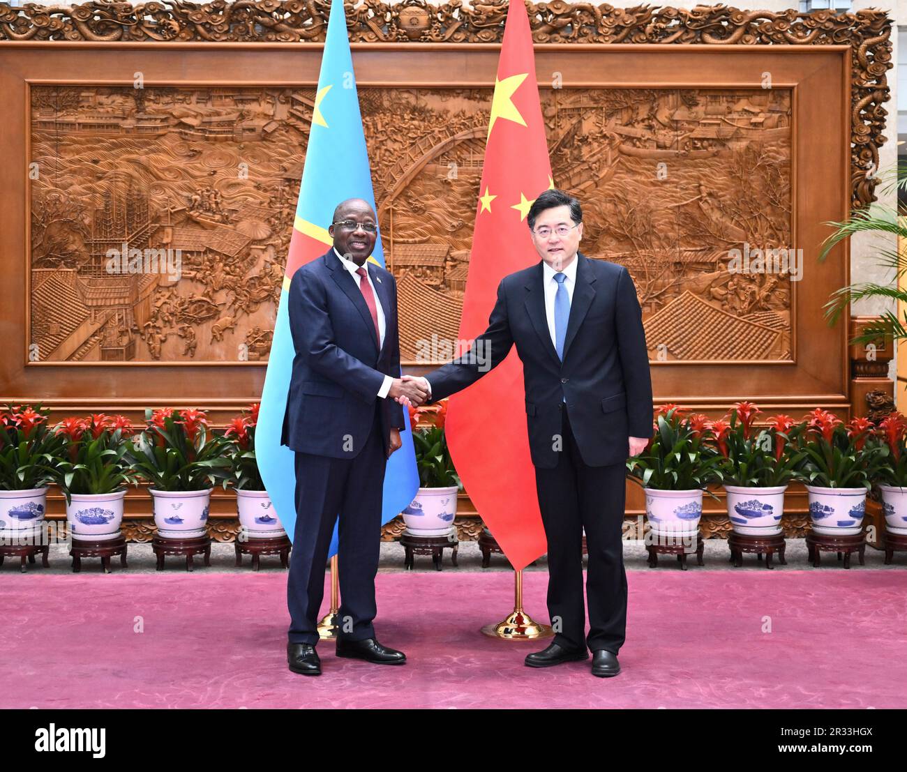 Pechino, Cina. 22nd maggio, 2023. Incontro tra il Consigliere di Stato cinese e il Ministro degli Esteri Qin Gang e il Vice primo Ministro e Ministro degli Esteri della Repubblica Democratica del Congo (RDC) Christophe Lutundula a Pechino, capitale della Cina, 22 maggio 2023. Credit: Yan Yan/Xinhua/Alamy Live News Foto Stock