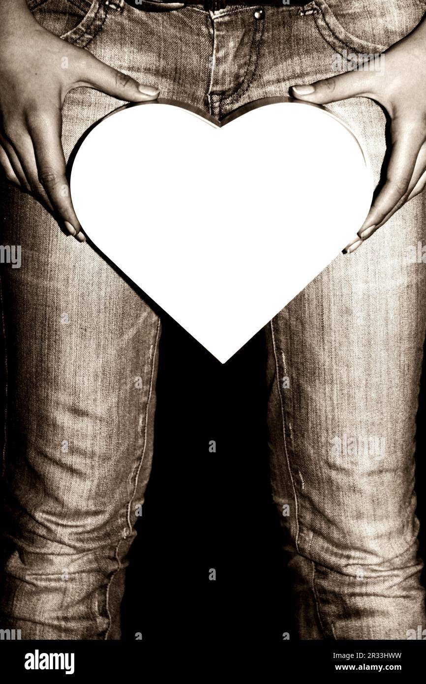 Donna che tiene cuore d'amore Foto Stock
