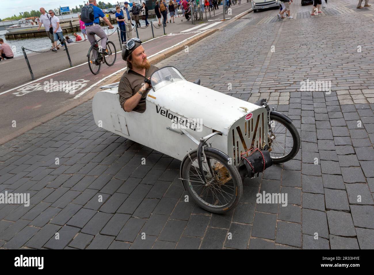 Pedalò artigianale Velomobile a tre ruote non racchiusa Velogatti nelle strade di Helsinki, Finlandia. Foto Stock