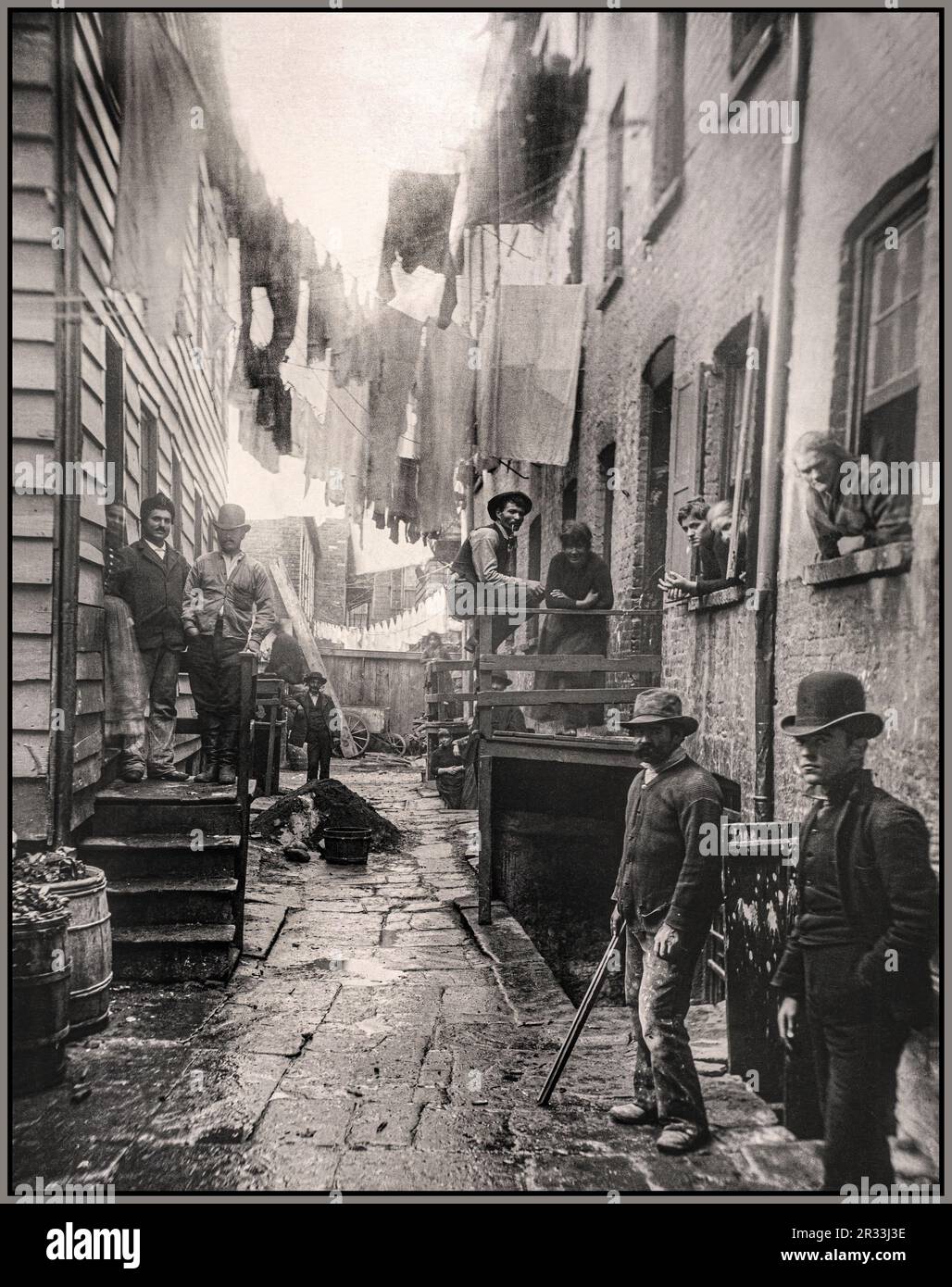 Banditi' Roost, 59 Mulberry Street. Gelatina argento stampa, Jacob agosto Riis Data 1888 New York quartiere del crimine con gli uomini in posa nel loro lawless correre giù la strada di casa New York America USA Foto Stock