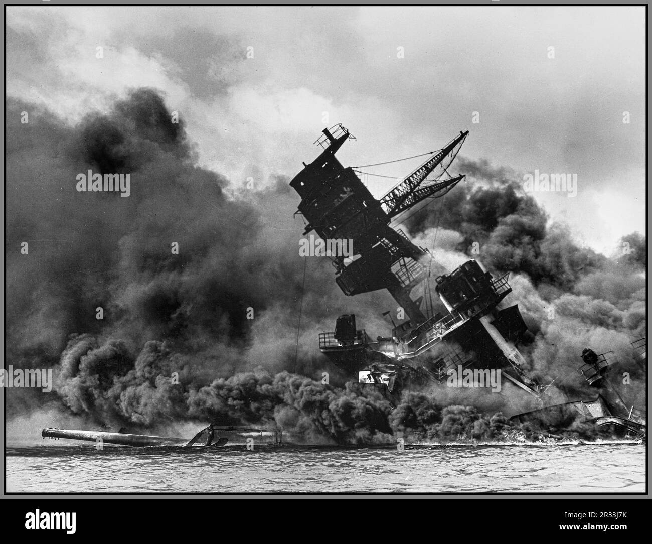 La USS Arizona (BB-39) che brucia dopo l'attacco giapponese a Pearl Harbor, il 7 dicembre 1941. La USS Arizona affondò a Pearl Harbor. La nave si trova sul fondo del porto. La struttura di supporto del montante anteriore del treppiede è crollata dopo l'esplosione del caricatore anteriore. WW2 seconda guerra mondiale seconda guerra mondiale Foto Stock