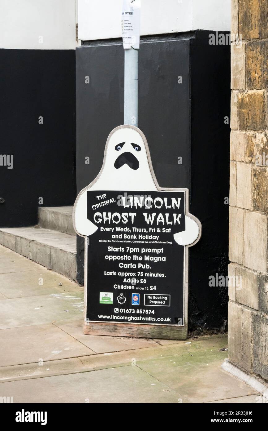 Lincoln Ghost Walk cartello pubblicitario appoggiato contro post, Baillgate, Lincoln City 2023 Foto Stock
