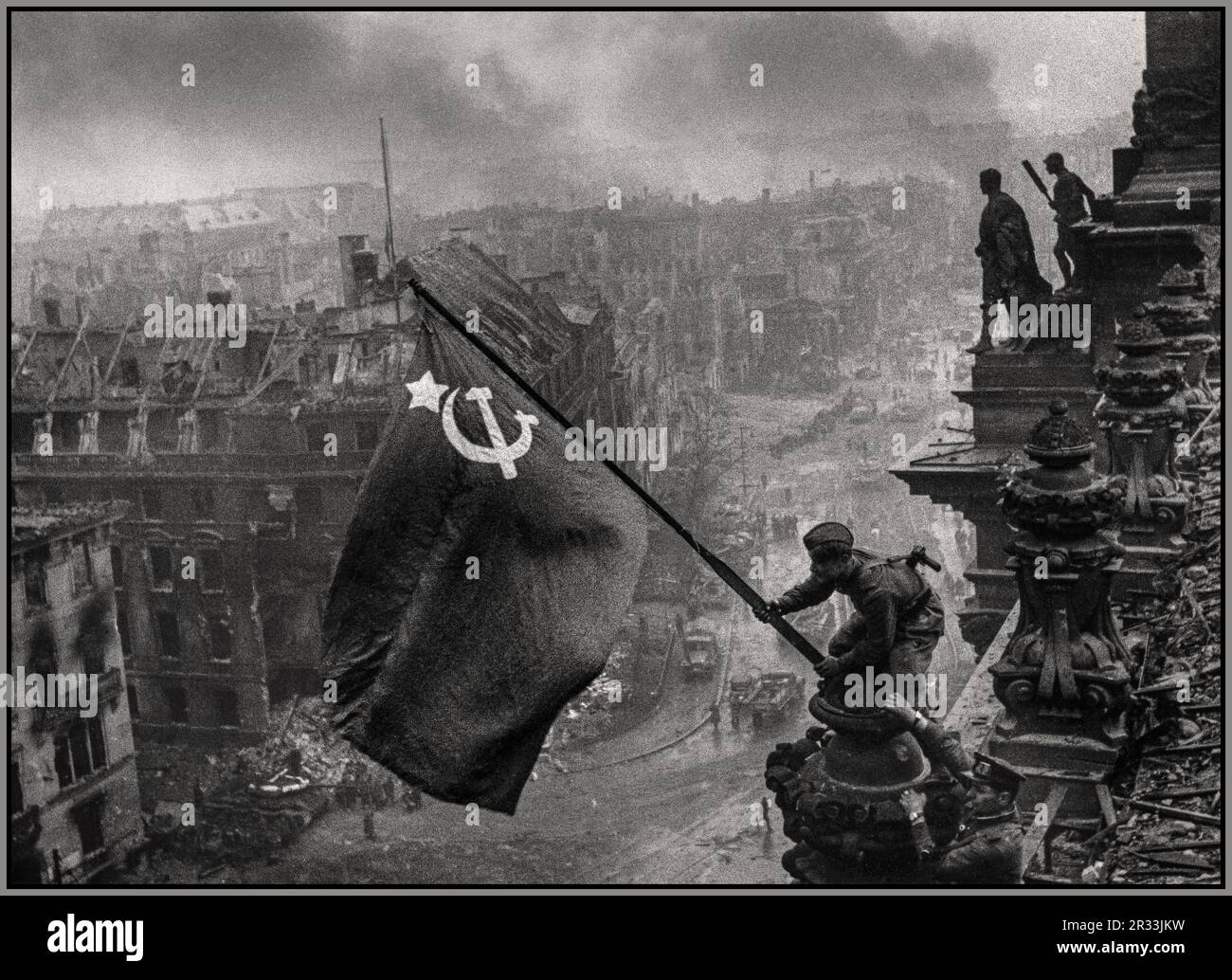 Seconda guerra mondiale BANDIERA RUSSA BERLINO 1945 REICHSTAG seconda guerra mondiale Germania che innalza una bandiera sovietica a martello e falce sul Reichstag è una storica fotografia iconica della seconda guerra mondiale, scattata durante la battaglia di Berlino il 2 maggio 1945. Mostra Meliton Kantaria e Mikhail Yegorov che innalzano la bandiera russa del martello e della falce sopra il Reichstag di Berlino Germania Foto Stock