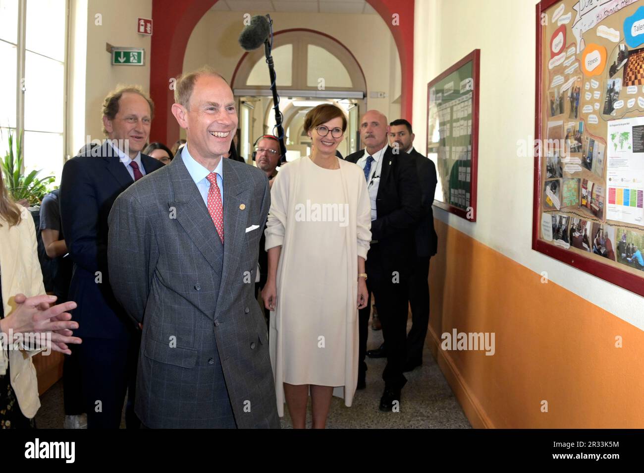 Berlino, Germania. 22nd maggio, 2023. Prinz Edward und Bettina Stark-Watzinger beim Besuch der Schule am Schillerpark im Rahmen der Verleihung des Duke Award im Wedding. Berlin, 22.05.2023 Credit: Geisler-Fotopress GmbH/Alamy Live News Foto Stock