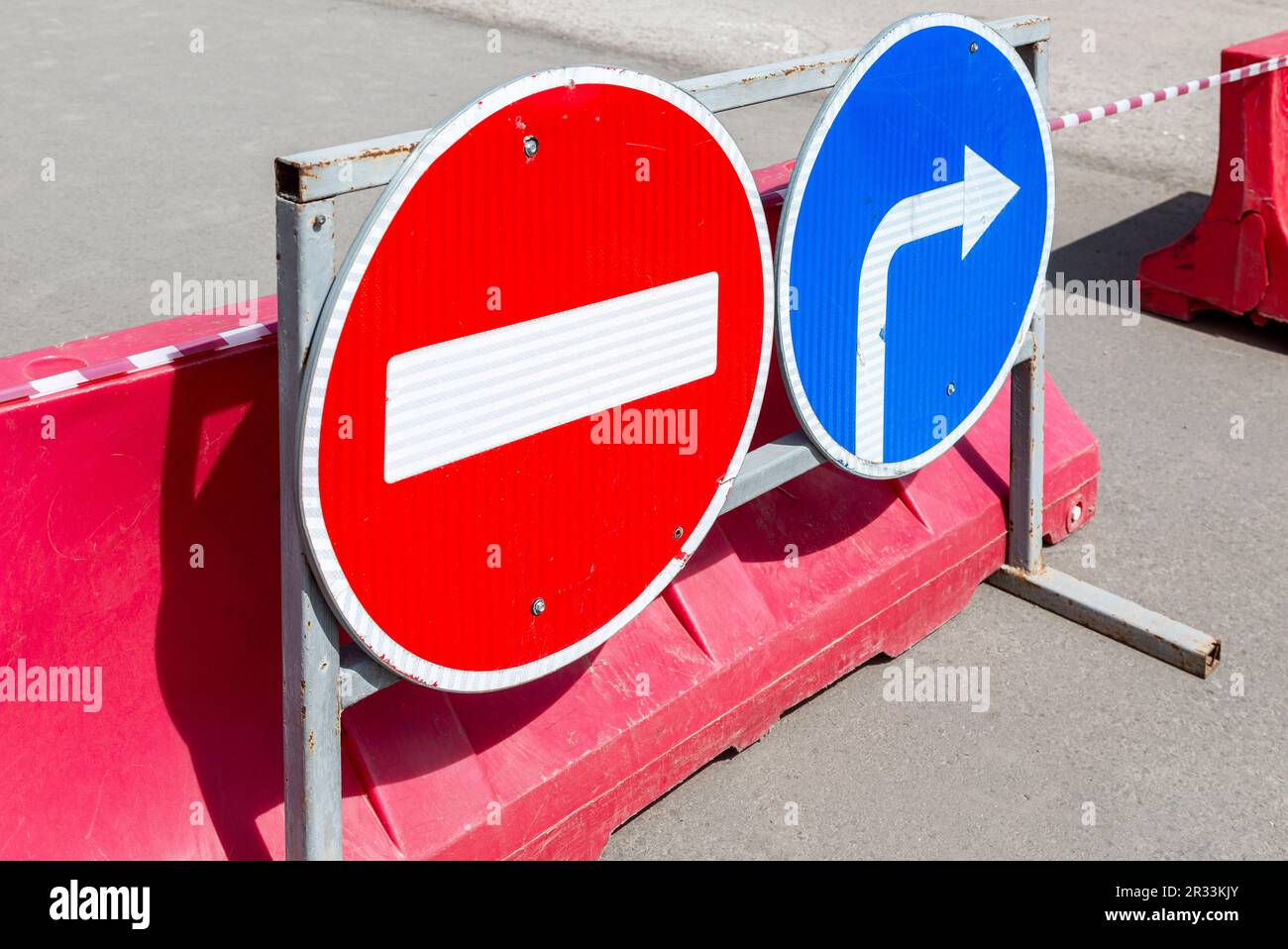 Indicazioni stradali Nessun passaggio, direzione del traffico su una strada cittadina in estate. Carreggiata chiusa. Bloccare il traffico per il trasporto Foto Stock