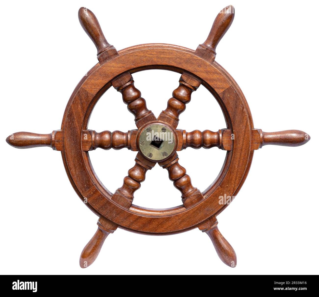 Timone in legno di una piccola imbarcazione isolata su sfondo bianco. Timone della vecchia nave Foto Stock