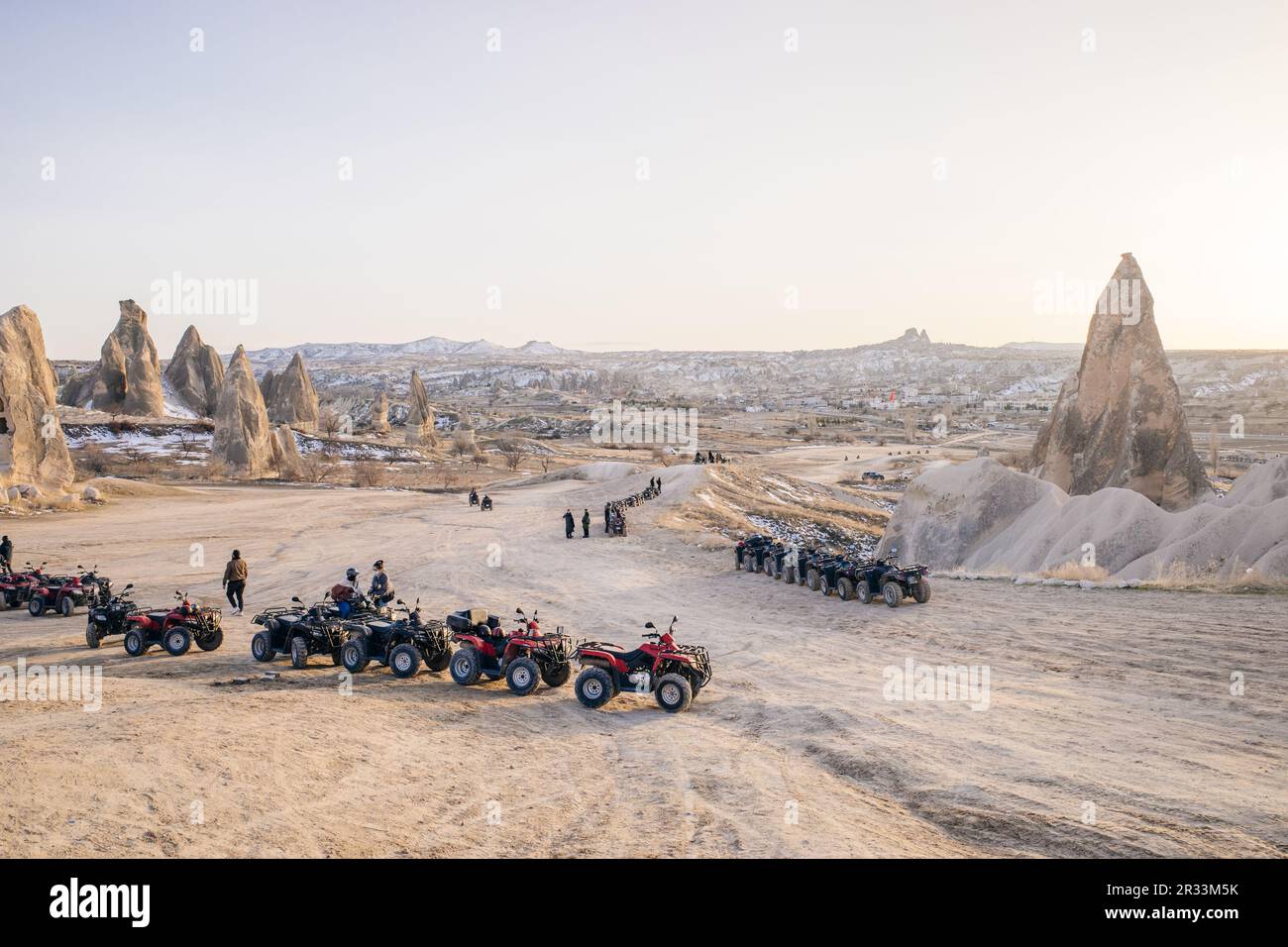 Quad quad ATV di fronte al paesaggio montano in Turchia - febbraio 2023.  Foto di alta qualità Foto stock - Alamy