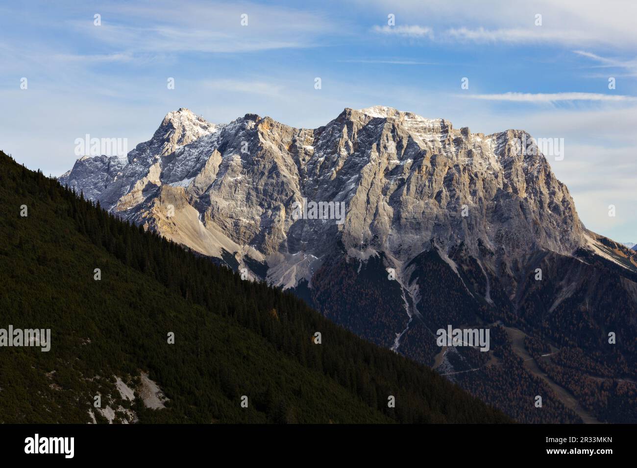 Guardare al Zugspitze, la montagna più alta in Germania Foto Stock