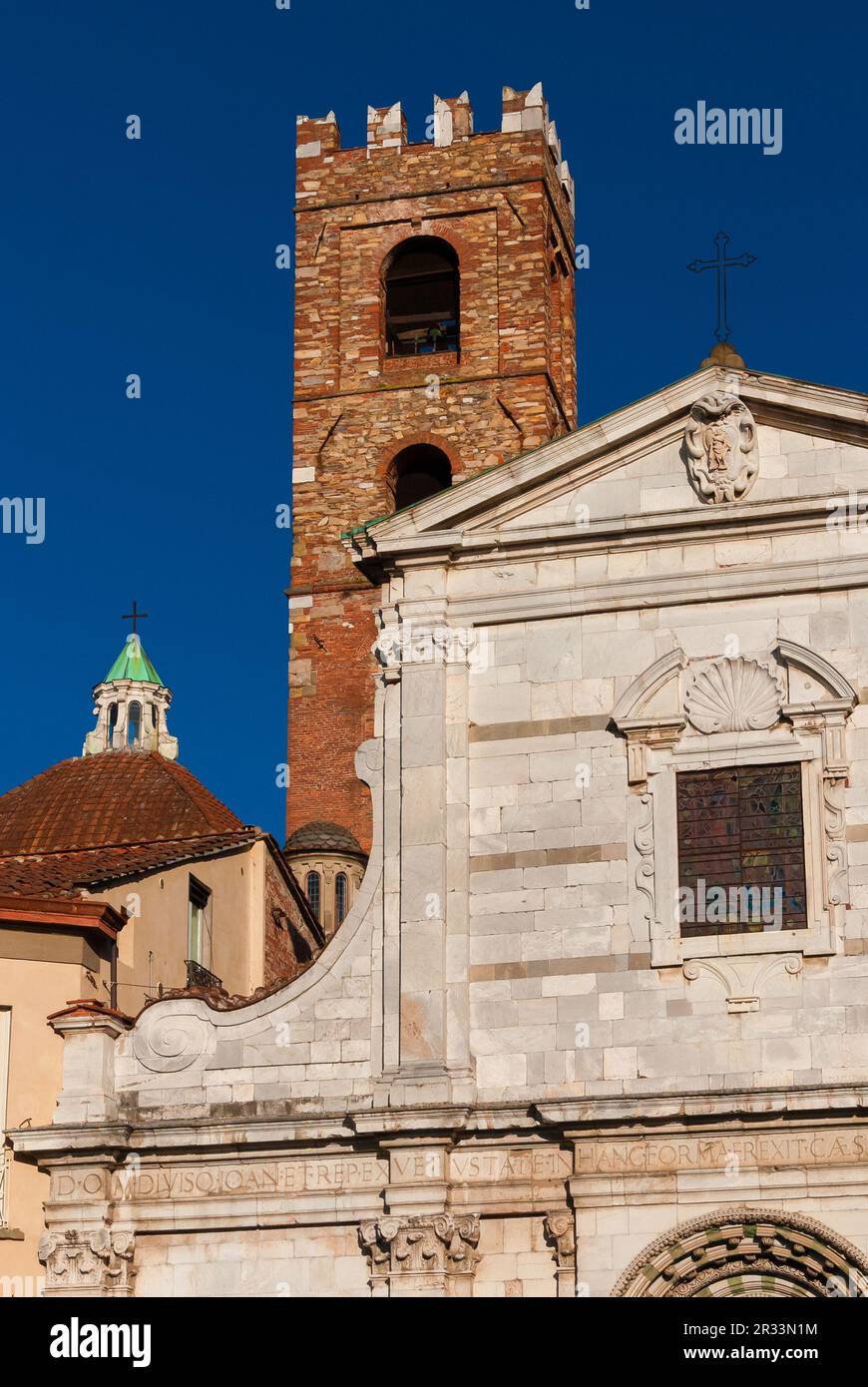 Architettura medievale a Lucca. San Giovanni e Reparata antica chiesa con campanile e cupola Foto Stock