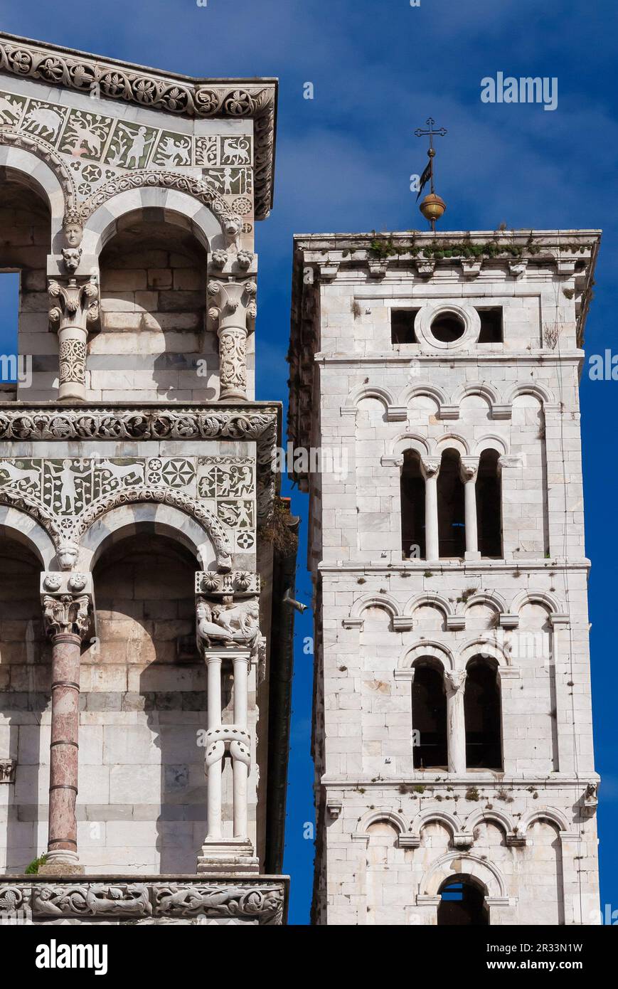 Architettura medievale a Lucca. Vista parziale della chiesa di San Michele in Foro con campanile Foto Stock