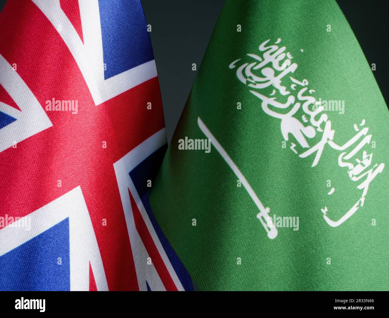Bandiere di Gran Bretagna e Arabia Saudita fianco a fianco. Foto Stock