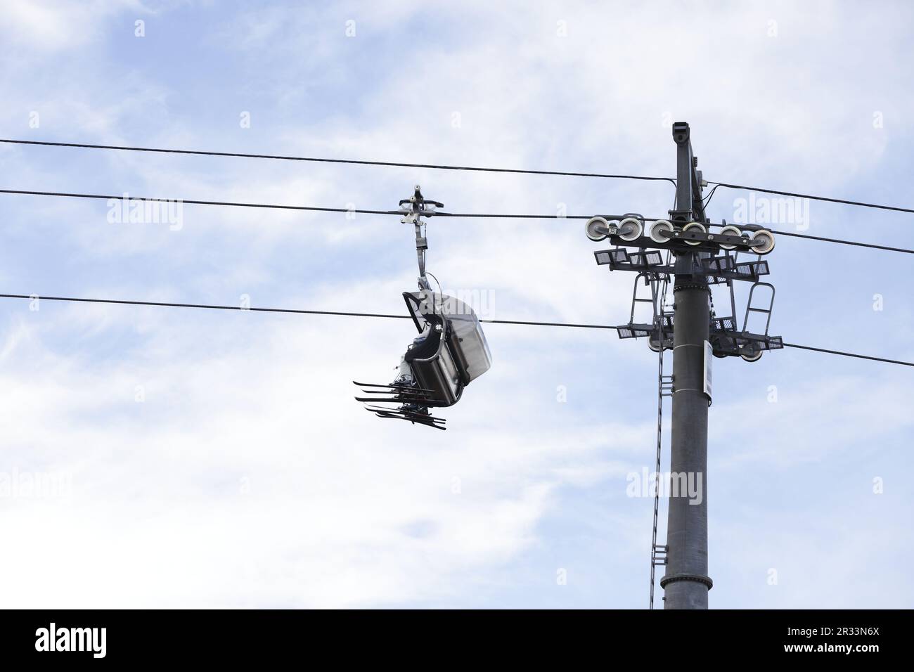 Sciatore in seggiovia, Innsbruck, Tirolo Foto Stock