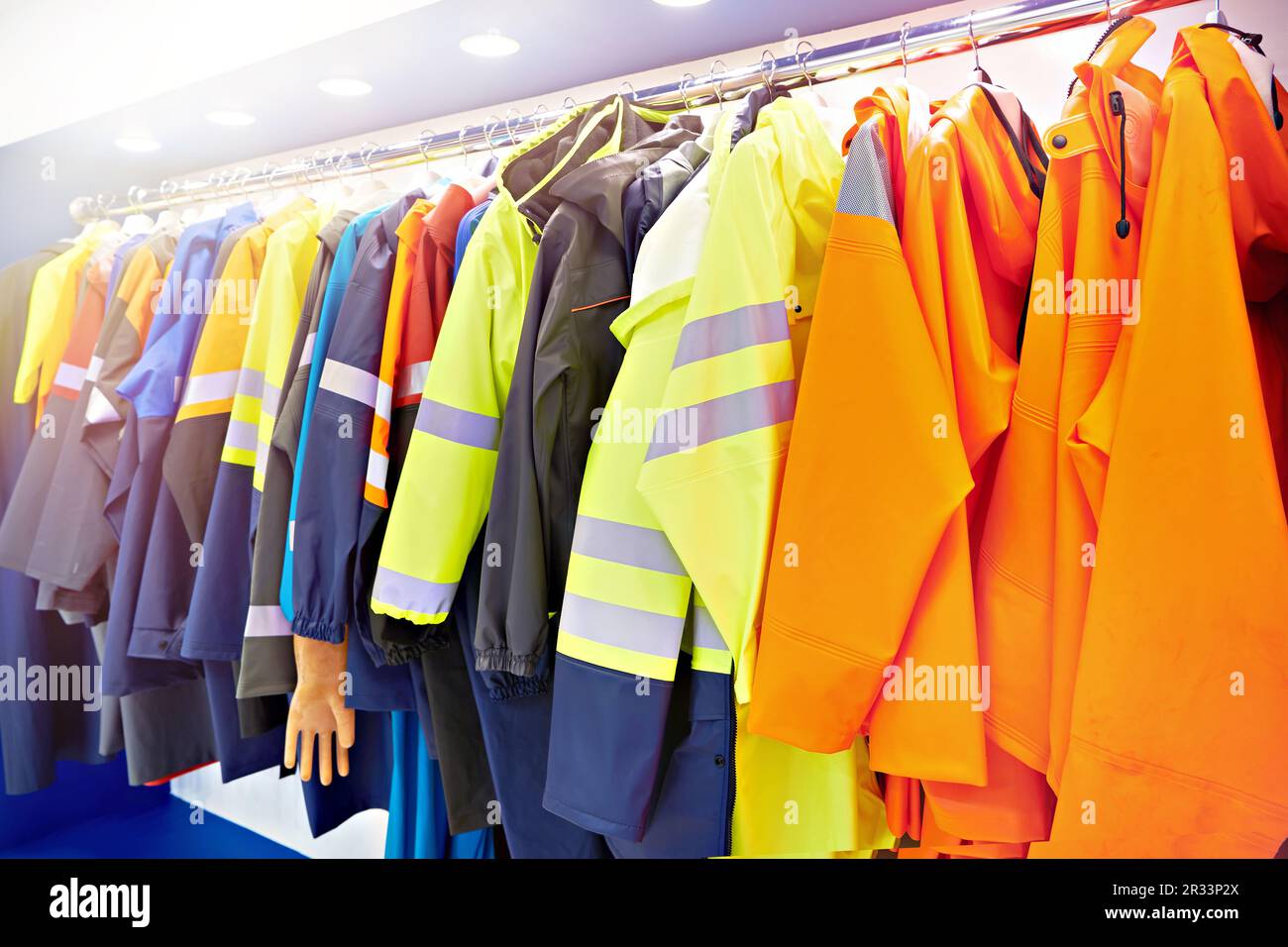 Abbigliamento riflettente impermeabilizzante per lavoratori stradali in magazzino Foto Stock