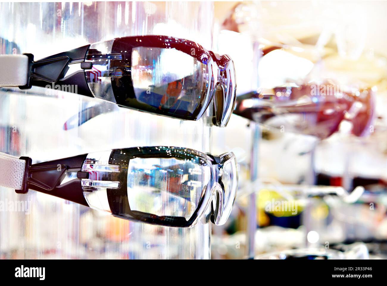 Occhiali protettivi in plastica per lavoratori Foto Stock