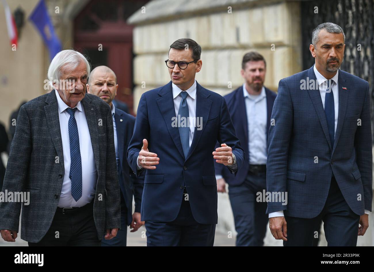 Mateusz Morawiecki, primo Ministro della Polonia con il Vice Maresciallo del Sejm, Ryszard Terlecki, in occasione del 50th° anniversario del sacerdozio di Marek Jedraszewski nella Cattedrale di Wawel a Cracovia, in Polonia, il 20 maggio 2023, a Cracovia, Polonia. Credit: ASWphoto/Alamy Live News Foto Stock