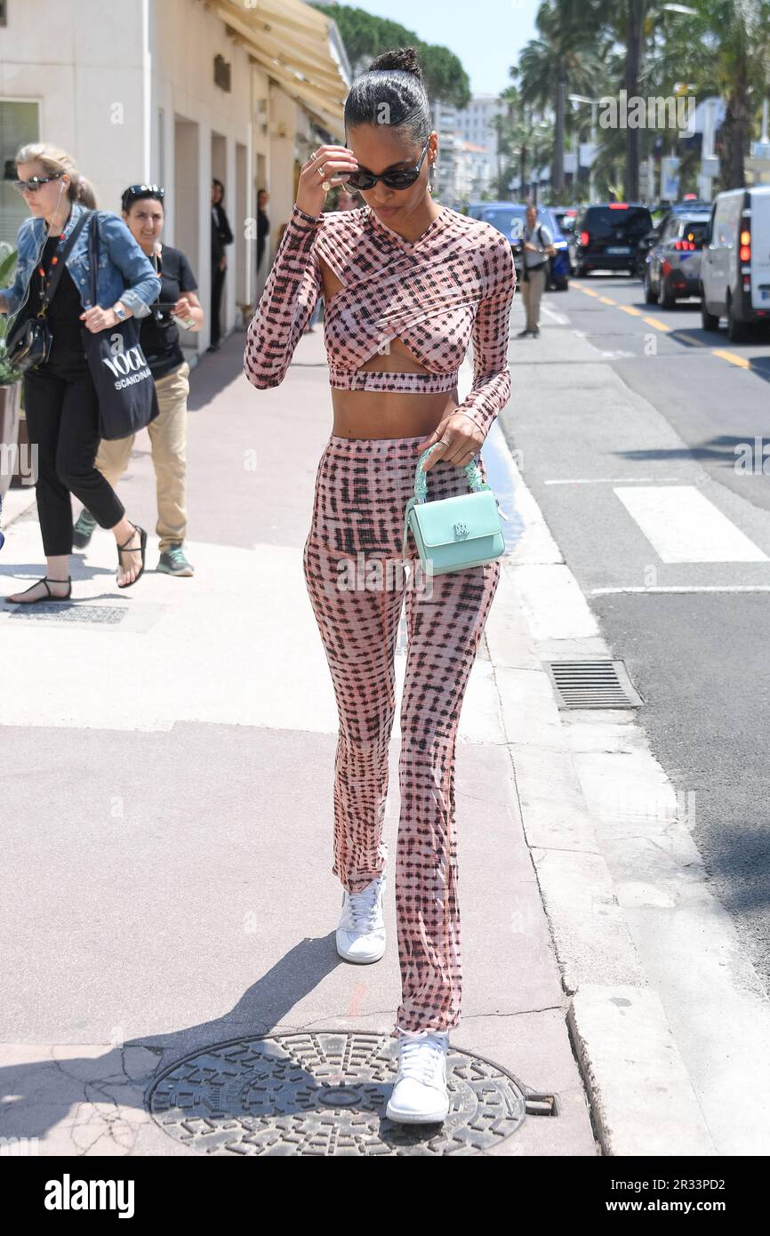 Cannes, Francia. 22nd maggio, 2023. Cindy Bruna lascia l'Hotel Martinez il 22 maggio 2023 durante il 76th° Festival International du Film de Canne, Palais des Festivals et des Congres, la Croisette, Cannes, Francia. (Foto di Lionel Urman/Sipa USA) Credit: Sipa USA/Alamy Live News Foto Stock