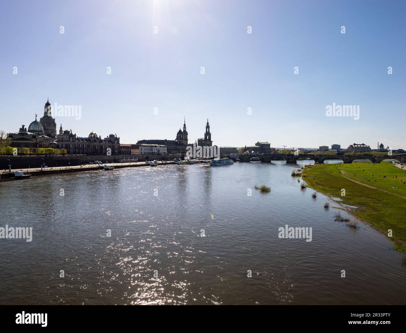 Edifici della città vecchia di Dresda e un alto livello dell'acqua nel fiume Elba. Un sacco di turisti stanno godendo il loro viaggio e visite turistiche nella città tedesca. Foto Stock