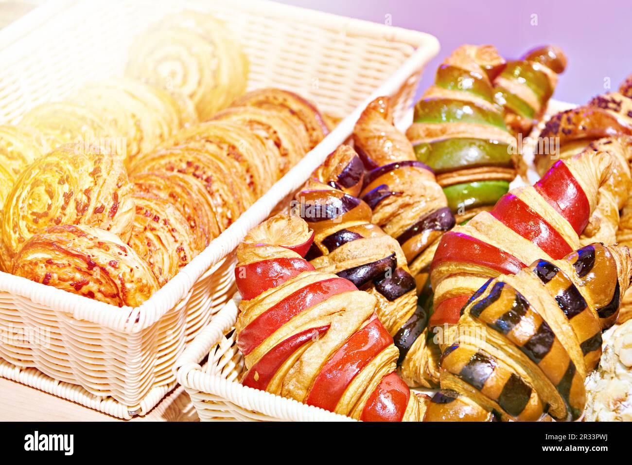 Pasticceria e croissant al banco del negozio Foto Stock