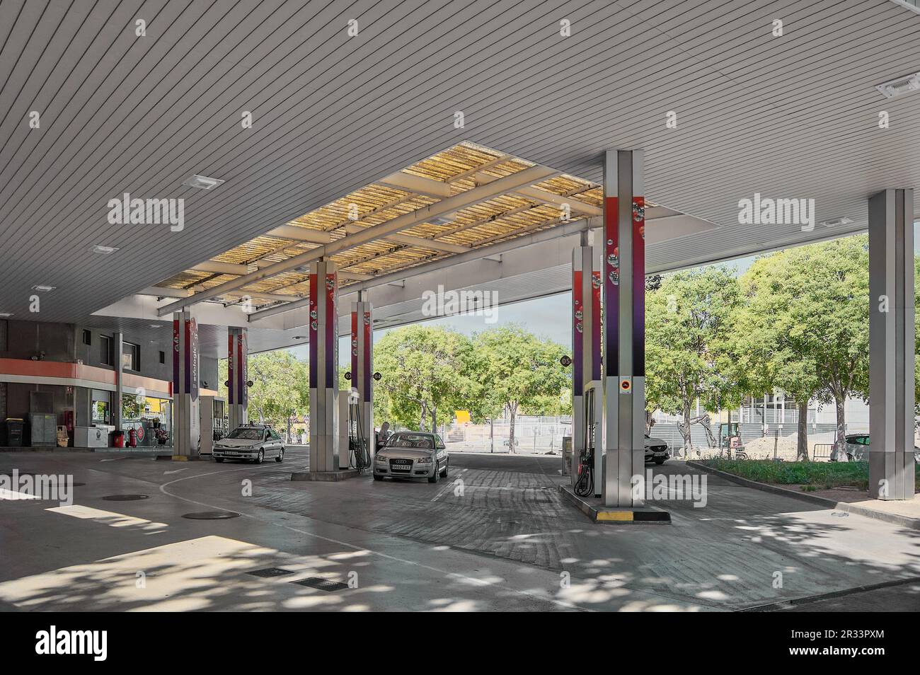 Viladecans - 22 maggio 2023: Stazione di servizio con pochi veicoli in cui le esigenze di carburante sono soddisfatte in modo efficiente e conveniente Foto Stock