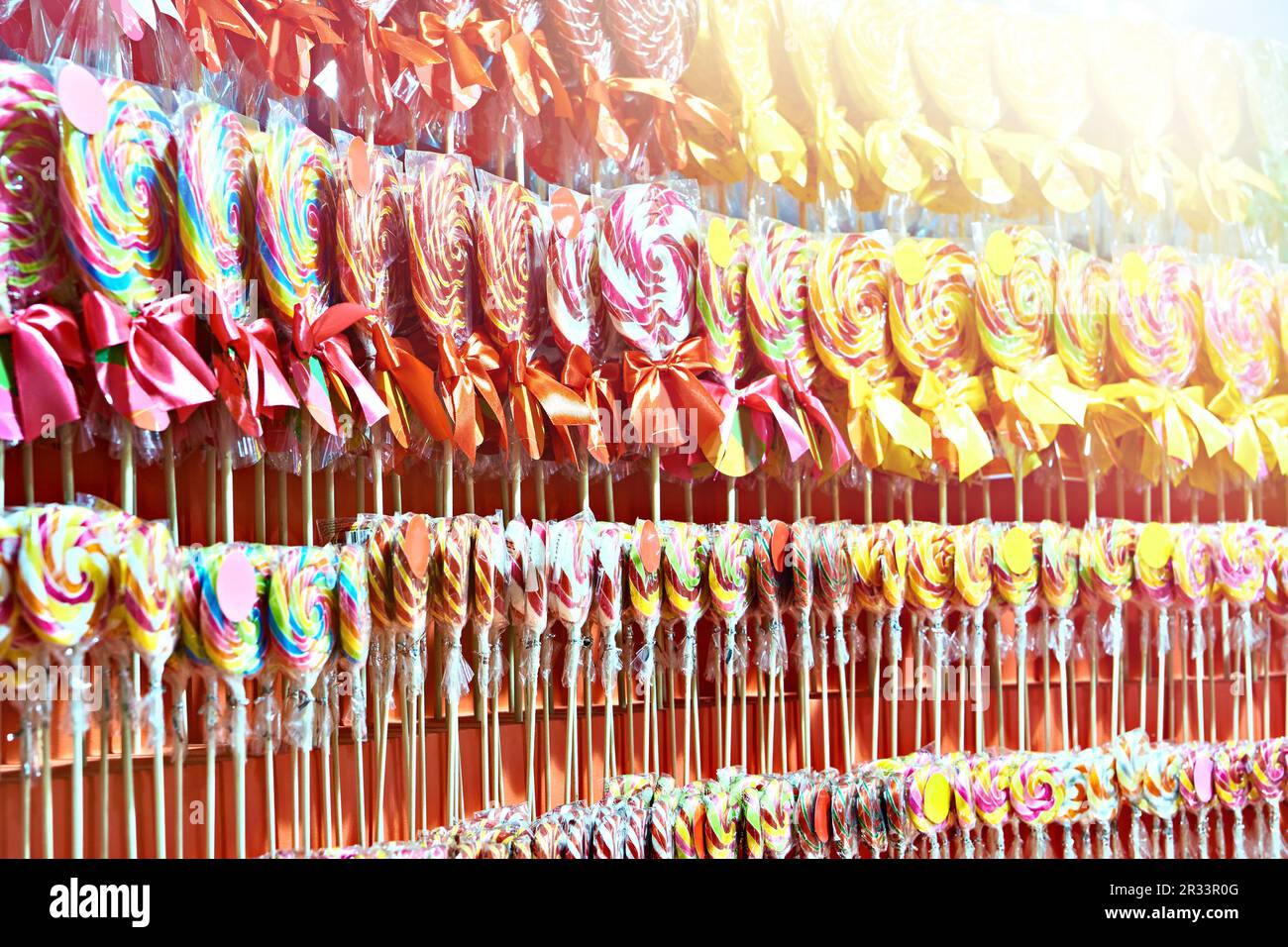 Lollipop al caramello colorato in una pasticceria Foto Stock