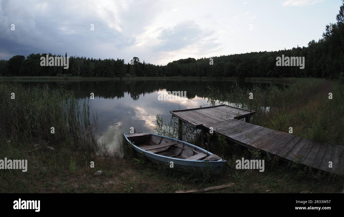 Row boat in un lago nel parco nazionale di Müritz Foto Stock