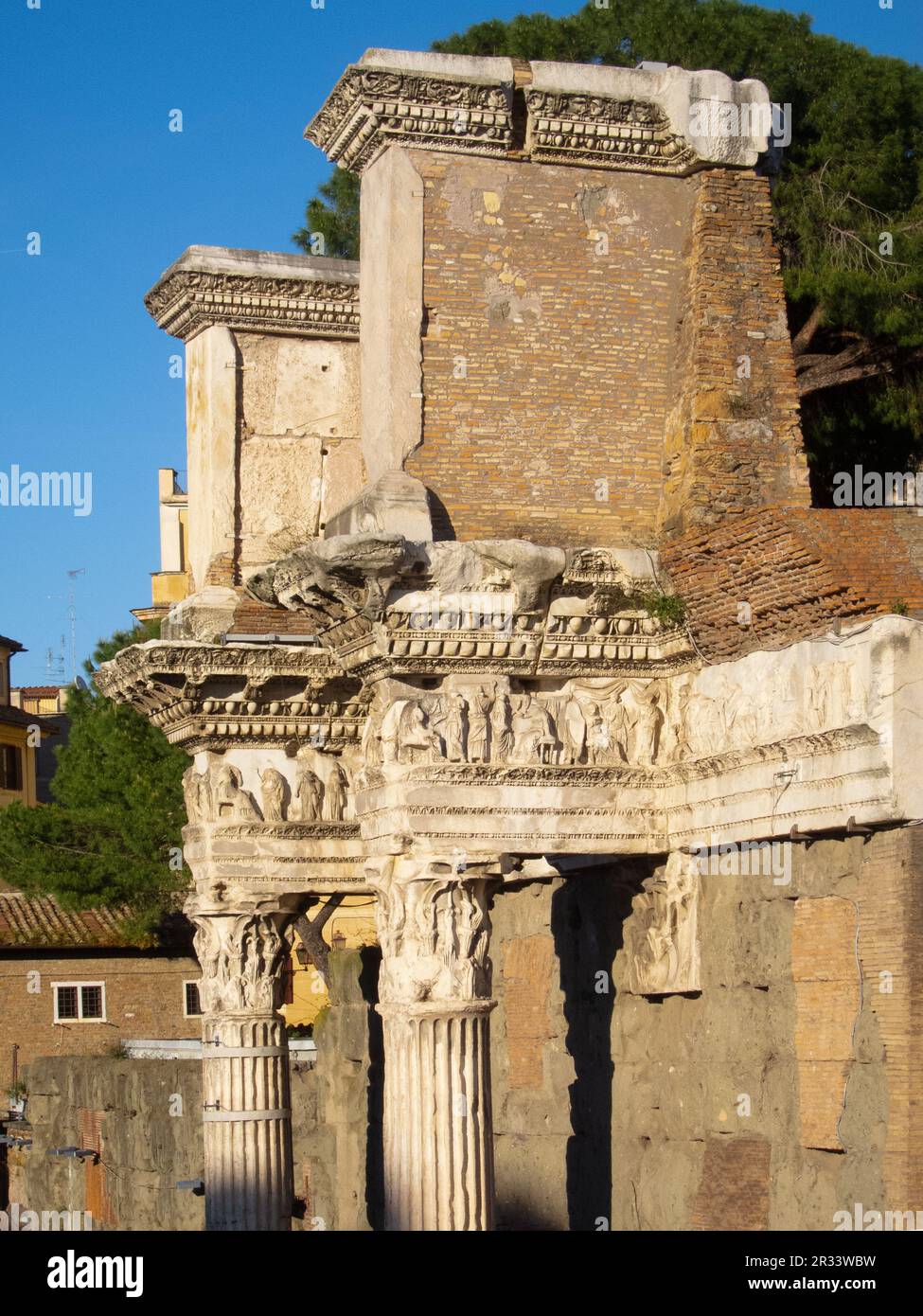 Colonne corinzie e facciata stracciata da un'antica rovina a Roma. Foto Stock