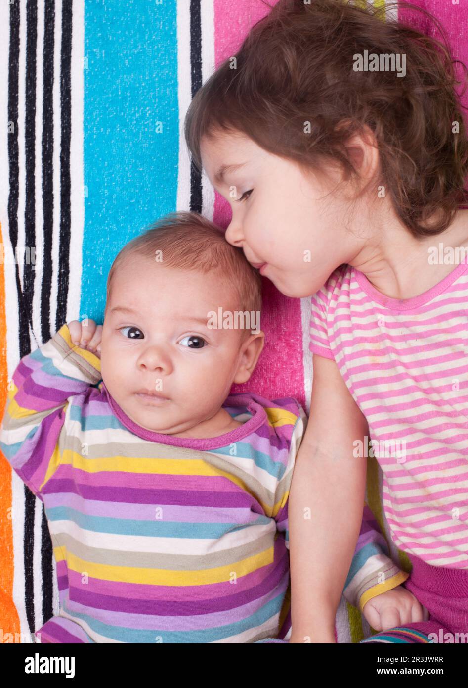 Sorella che bacia fratello immagini e fotografie stock ad alta