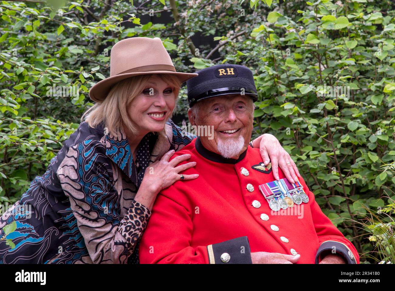 Joanna Lumely con un pensionato di Chelsea nel Giardino di Horatio al RHS Chelsea Flower Show 2023 Foto Stock