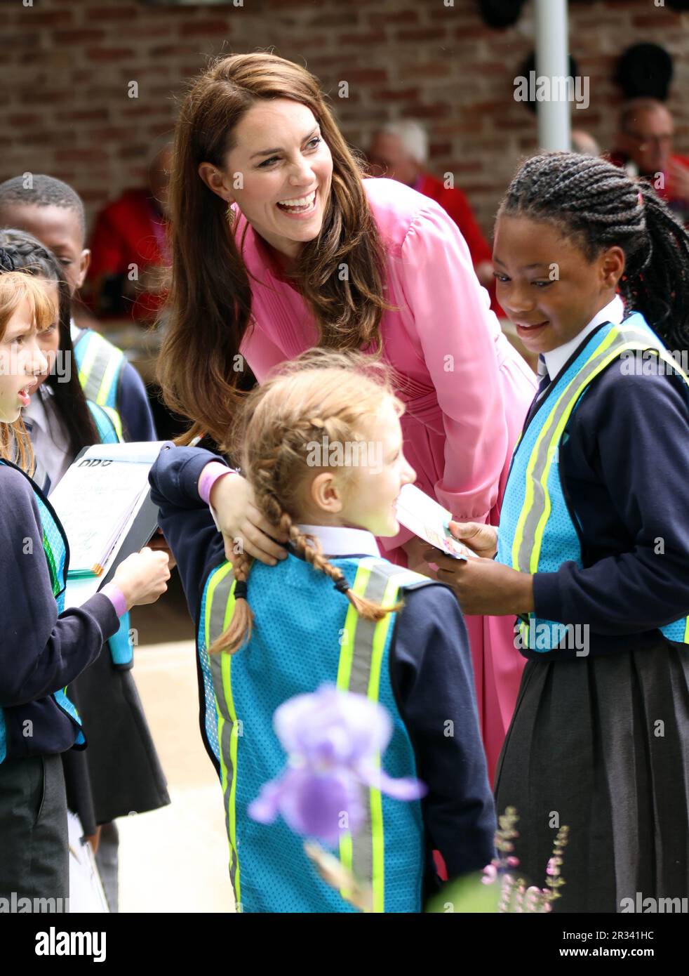Londra, Regno Unito. 22nd maggio, 2023. Catherine la principessa del Galles interagisce con i bambini della scuola durante la sua visita ad un giardino al Chelsea Flower Show 2023 di Londra lunedì 22 maggio 2023. Foto di Hugo Philpott/UPI Credit: UPI/Alamy Live News Foto Stock