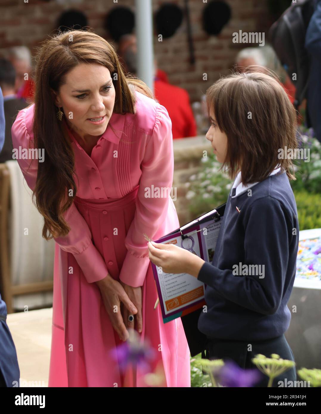 Londra, Regno Unito. 22nd maggio, 2023. Catherine la principessa del Galles interagisce con un bambino durante la sua visita ad un giardino al Chelsea Flower Show 2023 di Londra lunedì 22 maggio 2023. Foto di Hugo Philpott/UPI Credit: UPI/Alamy Live News Foto Stock