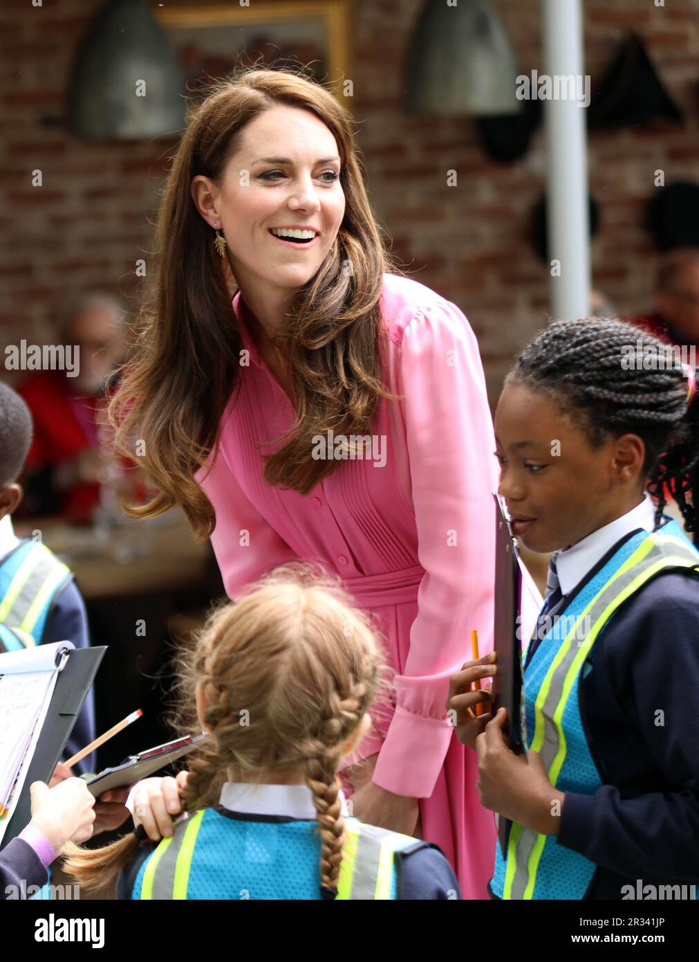 Londra, Regno Unito. 22nd maggio, 2023. Catherine la principessa del Galles interagisce con i bambini della scuola durante la sua visita ad un giardino al Chelsea Flower Show 2023 di Londra lunedì 22 maggio 2023. Foto di Hugo Philpott/UPI Credit: UPI/Alamy Live News Foto Stock