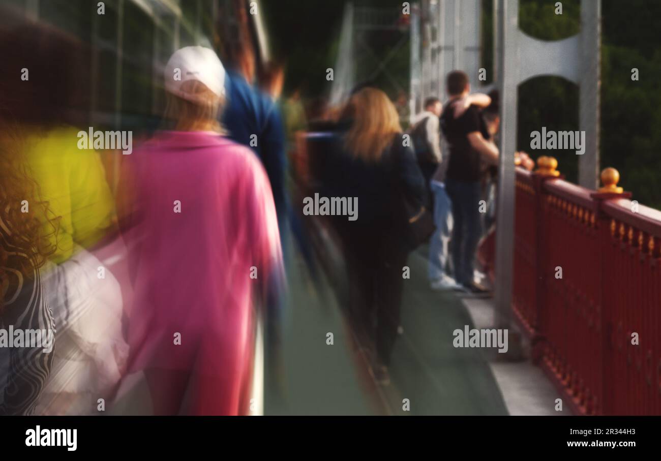 Foto sfocata di persone che camminano Foto Stock