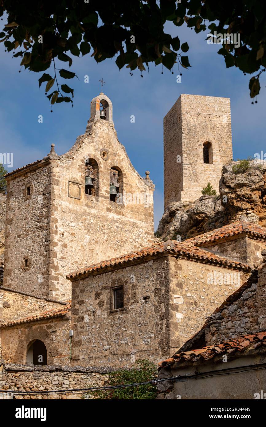 La Iglesia de San Miguel y torreón de origen islámico, Chaorna, Soria, Comunidad Autónoma de Castilla y León, Spagna, Europa. Foto Stock
