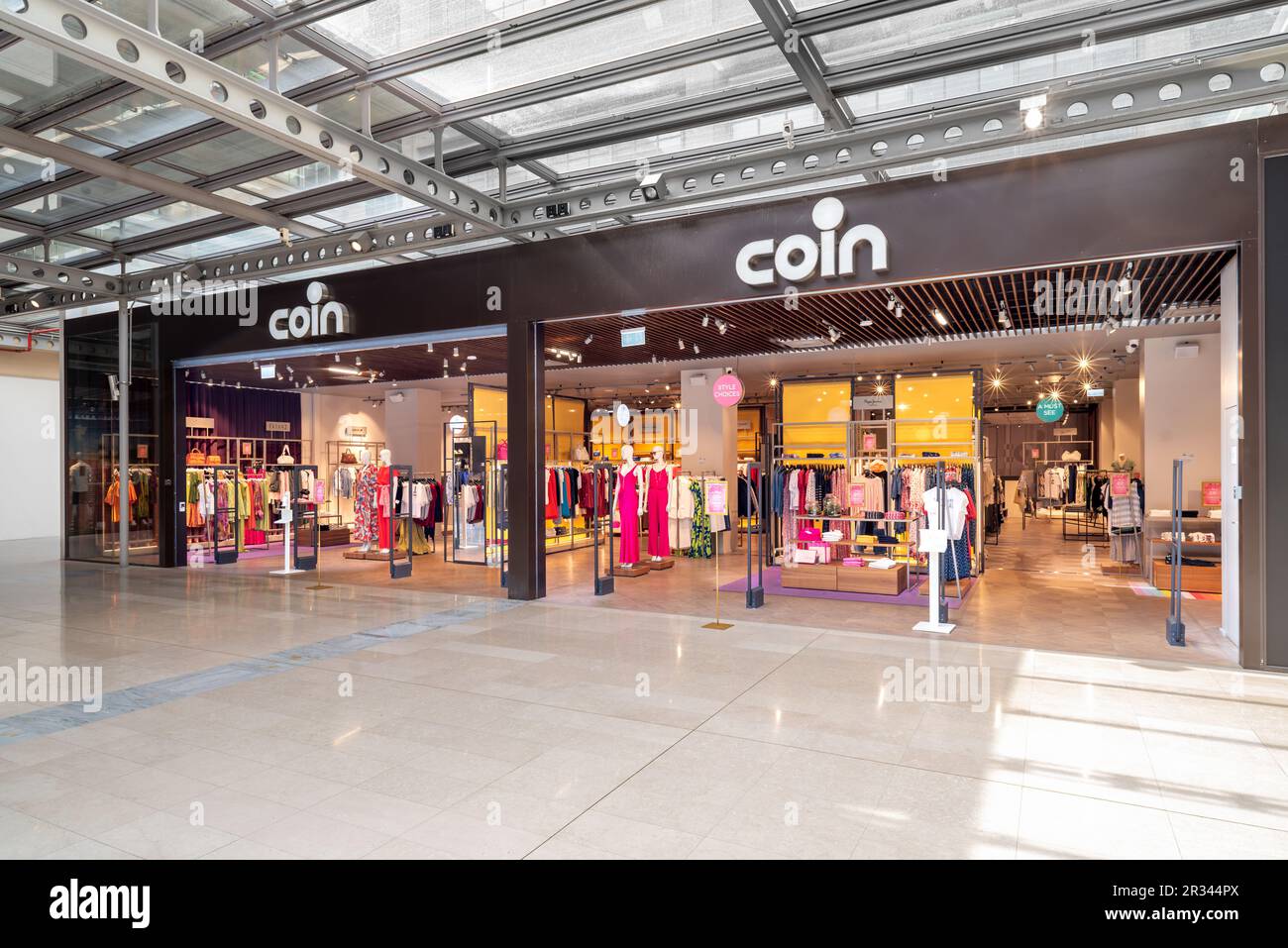 Torino, Italia - 2023 maggio 22: Ingresso al negozio di monete nel centro commerciale Lingotto. Coin è una catena italiana di grandi magazzini dedicati al mondo del clone Foto Stock