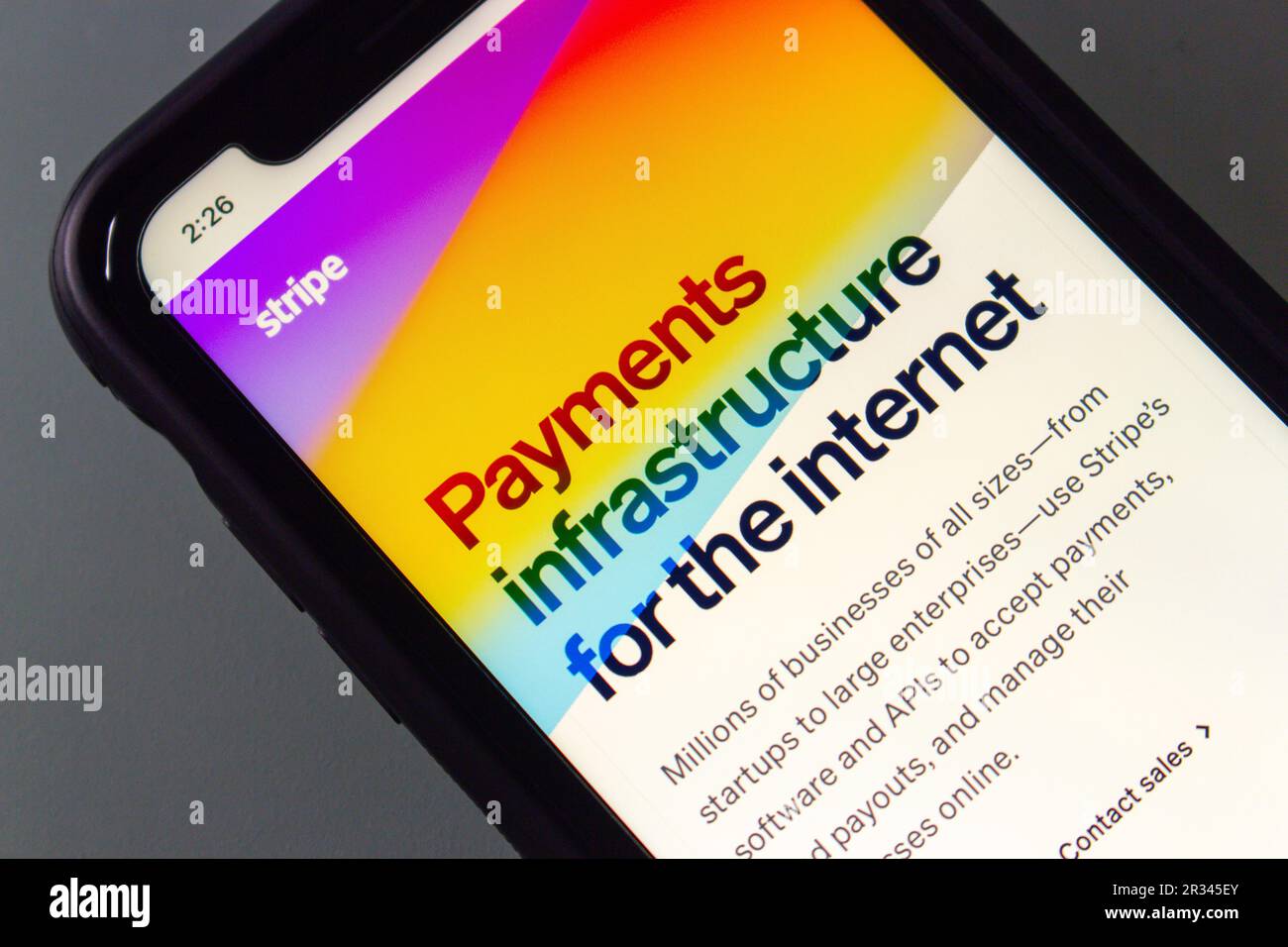 Sito Web di Stripe visto in uno schermo di iPhone. Stripe, Inc. È un'azienda irlandese e americana che fornisce servizi finanziari e di pagamento Foto Stock