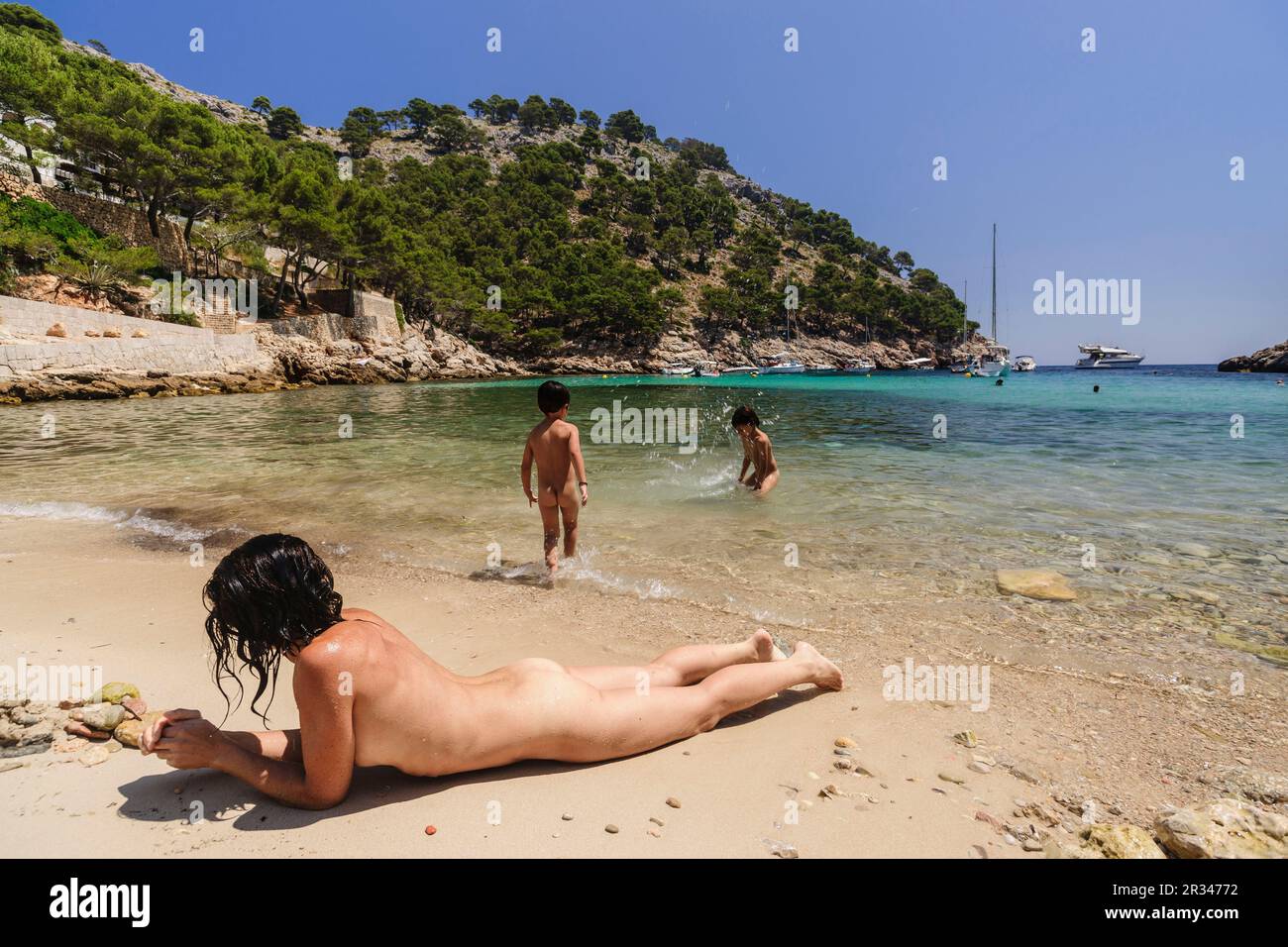 Naturismo en Cala Gossalba, Peninsula de Formentor, Pollença. Parque Natural de la Sierra de Tramuntana. Mallorca. Islas Baleares. Spagna. Foto Stock