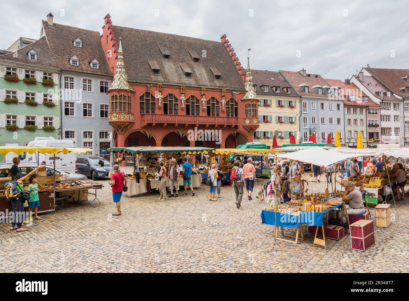 Mercado al aire libre, Münsterplattz, Friburgo de Brisgovia, Germania, Europa. Foto Stock