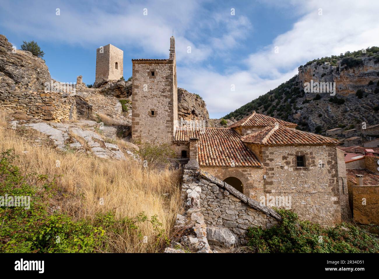 La Iglesia de San Miguel y torreón de origen islámico, Chaorna, Soria, Comunidad Autónoma de Castilla y León, Spagna, Europa. Foto Stock