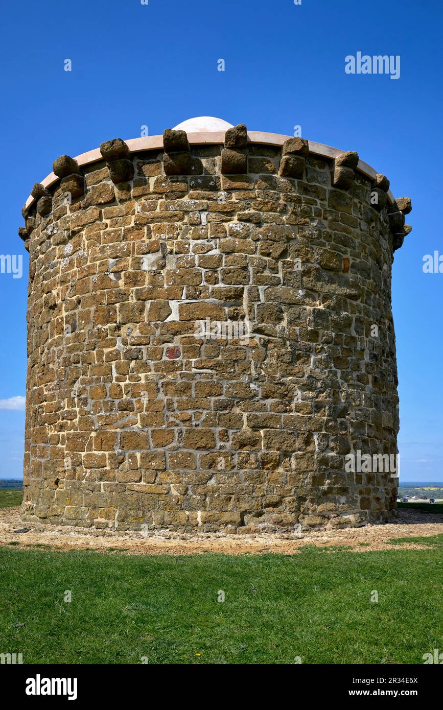 Burton Dassett Hills Country Park. 15th secolo Torre medievale conosciuta come il Beacon, Windmill Hill, Burton Dassett, Warwickshire, Inghilterra, REGNO UNITO Foto Stock