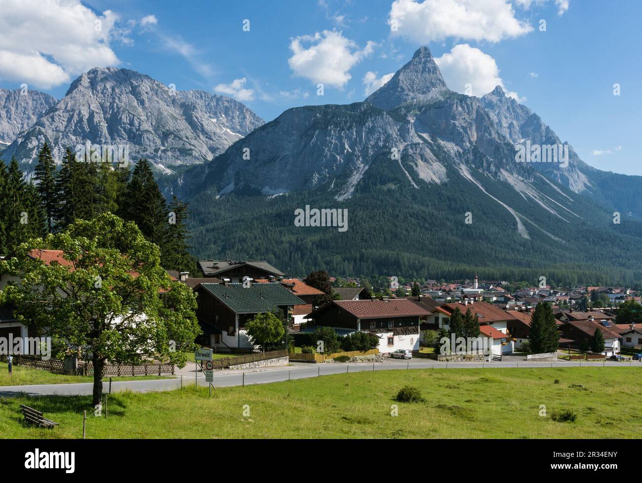 Mt. Ehrwalder Sonnenspitze e Ehrwald City Foto Stock