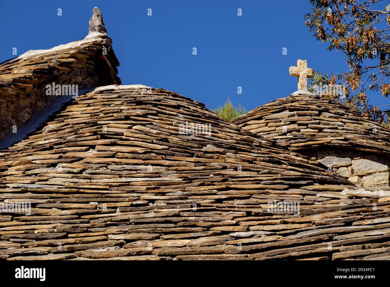 tejado de pizarra, iglesia de . Nerín, . Edificio religioso Fortificado, Huesca, Aragón, Cordillera de los Pirineos, Spagna. Foto Stock