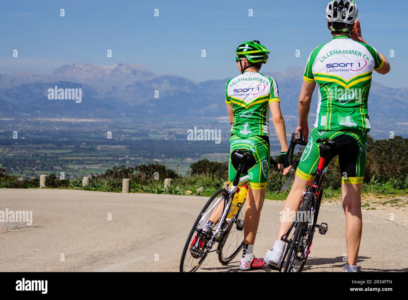 Ciclistas en el Puig de Randa, cerro con una altura de 543 metropolitane, Algaida, Mallorca, Islas Baleares, España, Europa. Foto Stock