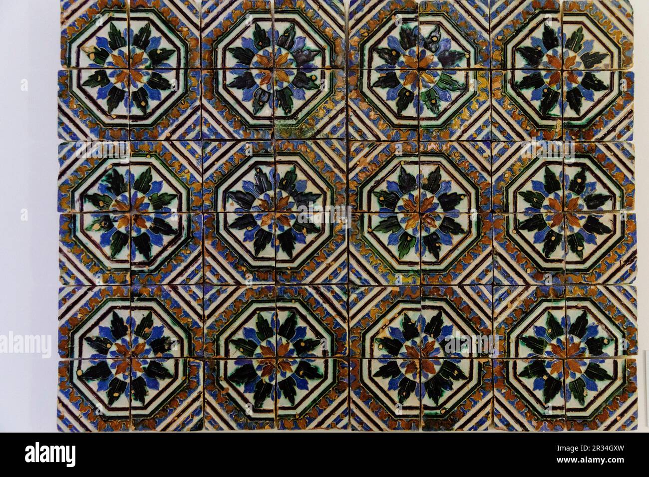 Azulejos hispano arabes, principios del siglo XVI, ceramica moldeada y vitrificada,museo de Evora,,Evora Alentejo,Portogallo, Europa. Foto Stock